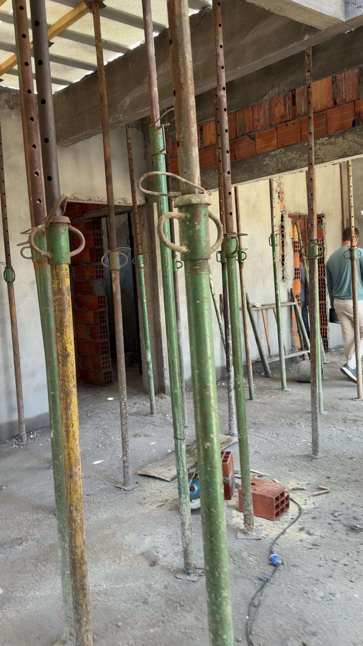 Escoramento metálico de uma laje em obra