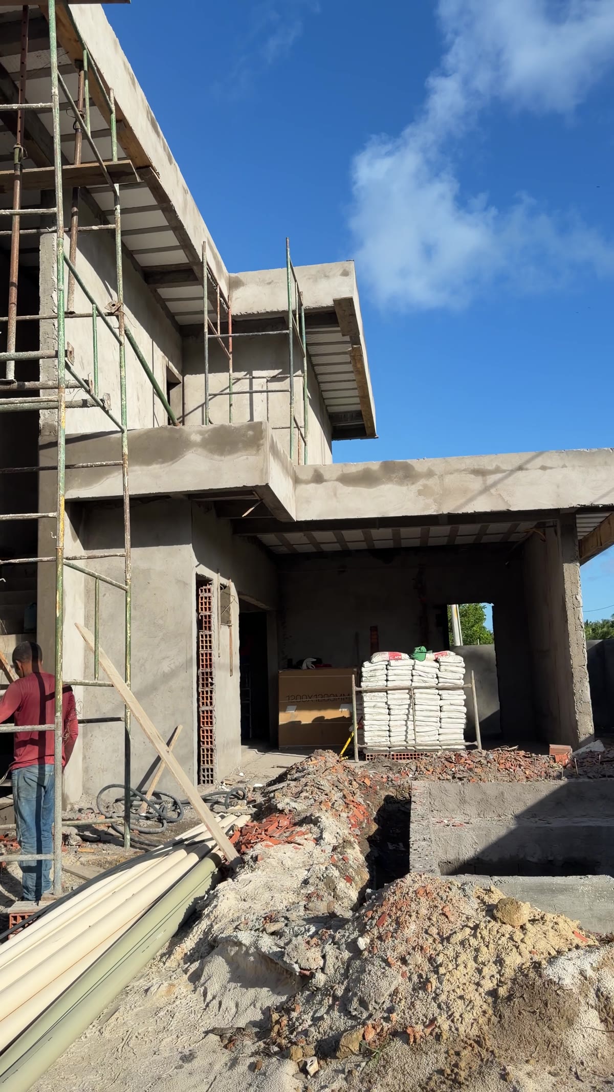 Casa de dois pavimentos com estrutura pronta
