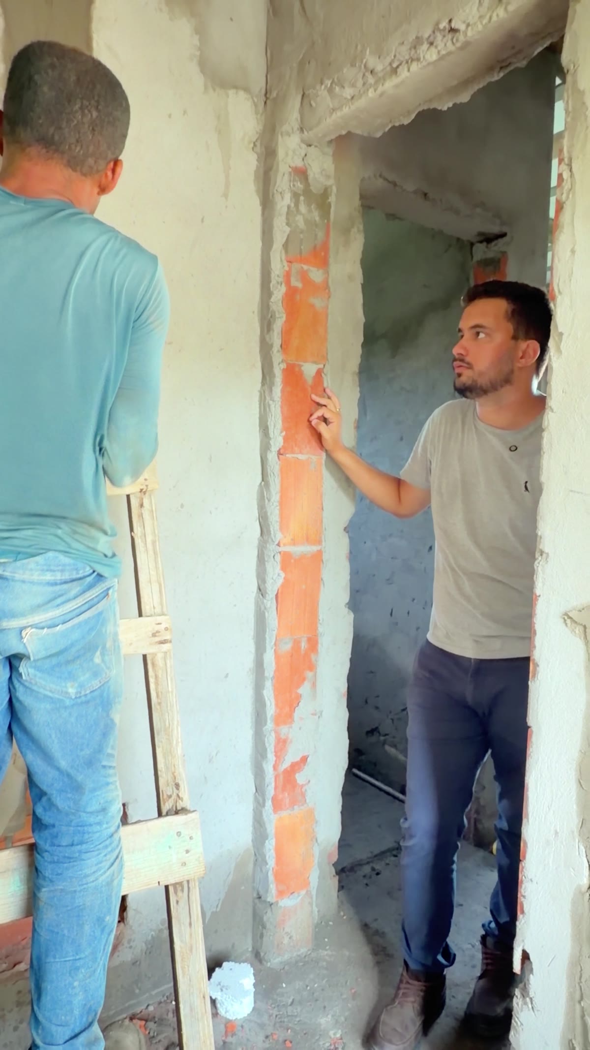Nicanor Espinedo conferindo a obra