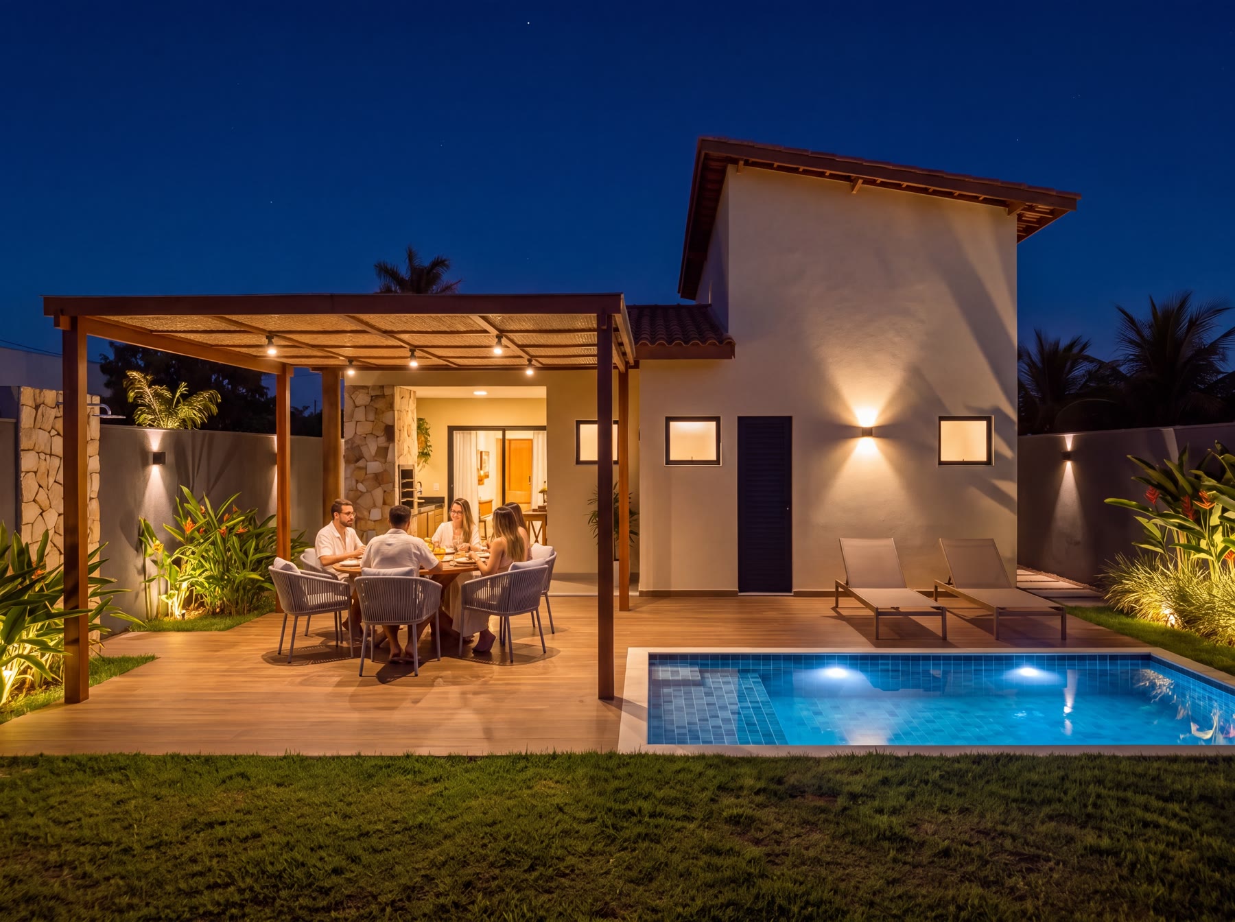 Casa com pérgola de madeira, mesa de jantar e piscina ao entardecer