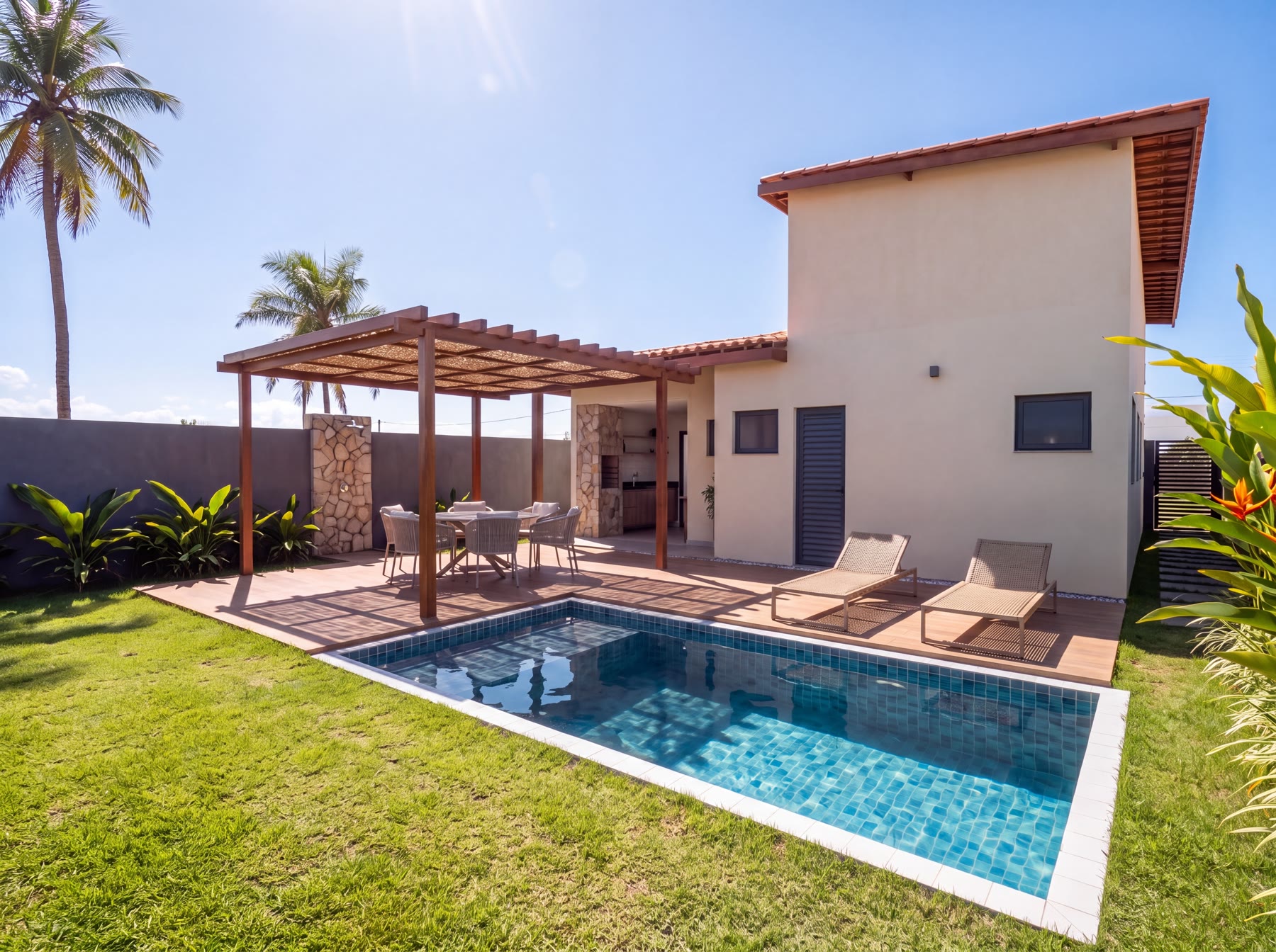 Casa com telhado colonial, pérgola de madeira e piscina